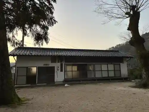 海潮神社の{uncategorized: "未分類", other: "その他", undefined: "問題あり", building: "その他建物", grave: "お墓", sacred_gate: "鳥居", guardian: "狛犬", statue: "像", buddha: "仏像", history: "歴史", nature: "自然", garden: "庭園", animal: "動物", pagoda: "塔", temizu: "手水舎", mountain_gate: "山門・神門", sanctuary: "本殿・本堂", subordinate: "末社・摂社", art: "芸術", scenery: "景色", jizo: "地蔵", ema: "絵馬", goshuin: "御朱印", omikuji: "おみくじ", items: "授与品その他", amulet: "お守り", goshuincho: "御朱印帳", eats: "食事", festival: "お祭り", votive_dance: "神楽", shichigosan: "七五三参", wedding: "結婚式", experience: "体験その他", initially: "初詣", around: "周辺", anti_infection: "感染症対策"}
