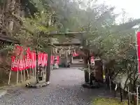 三柱神社の{uncategorized: "未分類", other: "その他", undefined: "問題あり", building: "その他建物", grave: "お墓", sacred_gate: "鳥居", guardian: "狛犬", statue: "像", buddha: "仏像", history: "歴史", nature: "自然", garden: "庭園", animal: "動物", pagoda: "塔", temizu: "手水舎", mountain_gate: "山門・神門", sanctuary: "本殿・本堂", subordinate: "末社・摂社", art: "芸術", scenery: "景色", jizo: "地蔵", ema: "絵馬", goshuin: "御朱印", omikuji: "おみくじ", items: "授与品その他", amulet: "お守り", goshuincho: "御朱印帳", eats: "食事", festival: "お祭り", votive_dance: "神楽", shichigosan: "七五三参", wedding: "結婚式", experience: "体験その他", initially: "初詣", around: "周辺", anti_infection: "感染症対策"}