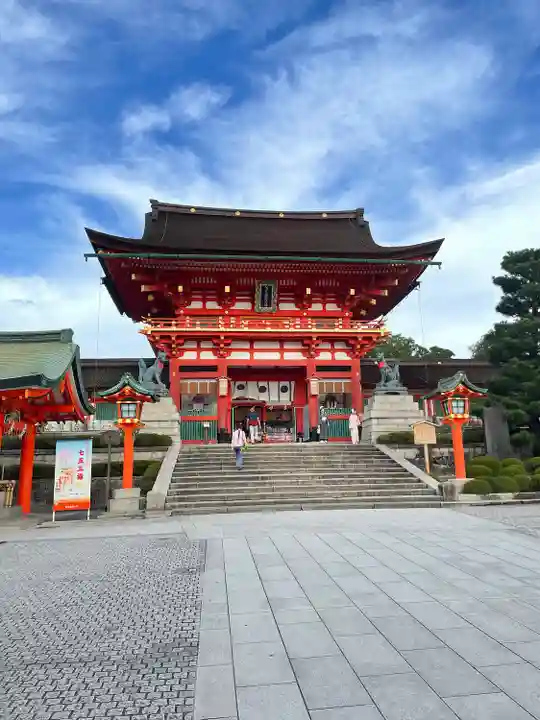 伏見稲荷大社の山門・神門