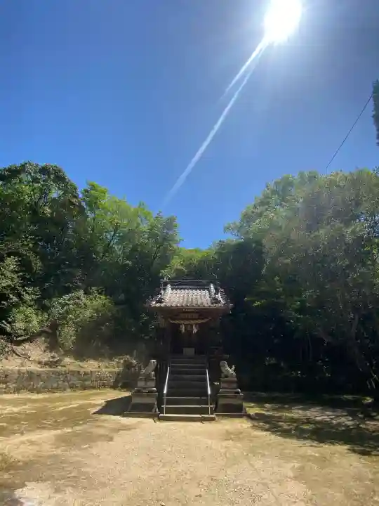 向日神社の{uncategorized: "未分類", other: "その他", undefined: "問題あり", building: "その他建物", grave: "お墓", sacred_gate: "鳥居", guardian: "狛犬", statue: "像", buddha: "仏像", history: "歴史", nature: "自然", garden: "庭園", animal: "動物", pagoda: "塔", temizu: "手水舎", mountain_gate: "山門・神門", sanctuary: "本殿・本堂", subordinate: "末社・摂社", art: "芸術", scenery: "景色", jizo: "地蔵", ema: "絵馬", goshuin: "御朱印", omikuji: "おみくじ", items: "授与品その他", amulet: "お守り", goshuincho: "御朱印帳", eats: "食事", festival: "お祭り", votive_dance: "神楽", shichigosan: "七五三参", wedding: "結婚式", experience: "体験その他", initially: "初詣", around: "周辺", anti_infection: "感染症対策"}