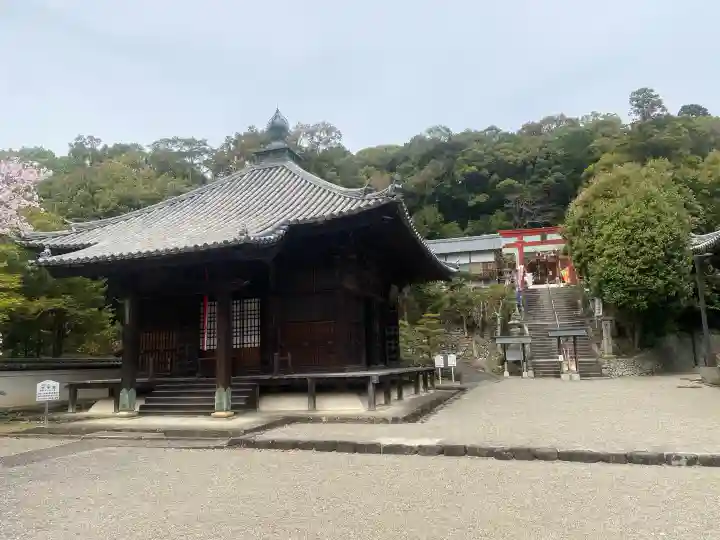 粉河寺の{uncategorized: "未分類", other: "その他", undefined: "問題あり", building: "その他建物", grave: "お墓", sacred_gate: "鳥居", guardian: "狛犬", statue: "像", buddha: "仏像", history: "歴史", nature: "自然", garden: "庭園", animal: "動物", pagoda: "塔", temizu: "手水舎", mountain_gate: "山門・神門", sanctuary: "本殿・本堂", subordinate: "末社・摂社", art: "芸術", scenery: "景色", jizo: "地蔵", ema: "絵馬", goshuin: "御朱印", omikuji: "おみくじ", items: "授与品その他", amulet: "お守り", goshuincho: "御朱印帳", eats: "食事", festival: "お祭り", votive_dance: "神楽", shichigosan: "七五三参", wedding: "結婚式", experience: "体験その他", initially: "初詣", around: "周辺", anti_infection: "感染症対策"}