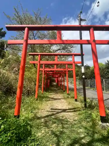 丸高稲荷神社の{uncategorized: "未分類", other: "その他", undefined: "問題あり", building: "その他建物", grave: "お墓", sacred_gate: "鳥居", guardian: "狛犬", statue: "像", buddha: "仏像", history: "歴史", nature: "自然", garden: "庭園", animal: "動物", pagoda: "塔", temizu: "手水舎", mountain_gate: "山門・神門", sanctuary: "本殿・本堂", subordinate: "末社・摂社", art: "芸術", scenery: "景色", jizo: "地蔵", ema: "絵馬", goshuin: "御朱印", omikuji: "おみくじ", items: "授与品その他", amulet: "お守り", goshuincho: "御朱印帳", eats: "食事", festival: "お祭り", votive_dance: "神楽", shichigosan: "七五三参", wedding: "結婚式", experience: "体験その他", initially: "初詣", around: "周辺", anti_infection: "感染症対策"}