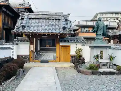 本正寺の{uncategorized: "未分類", other: "その他", undefined: "問題あり", building: "その他建物", grave: "お墓", sacred_gate: "鳥居", guardian: "狛犬", statue: "像", buddha: "仏像", history: "歴史", nature: "自然", garden: "庭園", animal: "動物", pagoda: "塔", temizu: "手水舎", mountain_gate: "山門・神門", sanctuary: "本殿・本堂", subordinate: "末社・摂社", art: "芸術", scenery: "景色", jizo: "地蔵", ema: "絵馬", goshuin: "御朱印", omikuji: "おみくじ", items: "授与品その他", amulet: "お守り", goshuincho: "御朱印帳", eats: "食事", festival: "お祭り", votive_dance: "神楽", shichigosan: "七五三参", wedding: "結婚式", experience: "体験その他", initially: "初詣", around: "周辺", anti_infection: "感染症対策"}