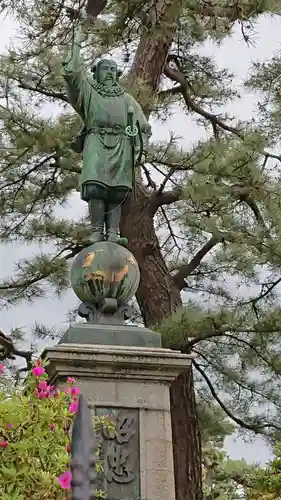 白山神社の像