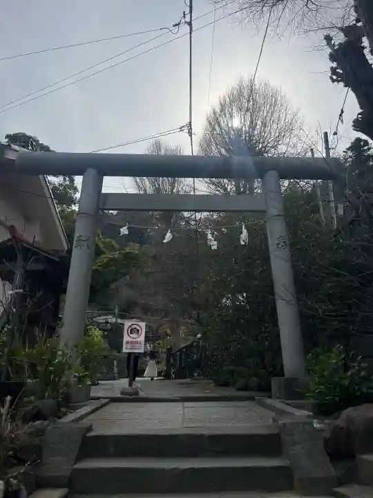 御霊神社の{uncategorized: "未分類", other: "その他", undefined: "問題あり", building: "その他建物", grave: "お墓", sacred_gate: "鳥居", guardian: "狛犬", statue: "像", buddha: "仏像", history: "歴史", nature: "自然", garden: "庭園", animal: "動物", pagoda: "塔", temizu: "手水舎", mountain_gate: "山門・神門", sanctuary: "本殿・本堂", subordinate: "末社・摂社", art: "芸術", scenery: "景色", jizo: "地蔵", ema: "絵馬", goshuin: "御朱印", omikuji: "おみくじ", items: "授与品その他", amulet: "お守り", goshuincho: "御朱印帳", eats: "食事", festival: "お祭り", votive_dance: "神楽", shichigosan: "七五三参", wedding: "結婚式", experience: "体験その他", initially: "初詣", around: "周辺", anti_infection: "感染症対策"}
