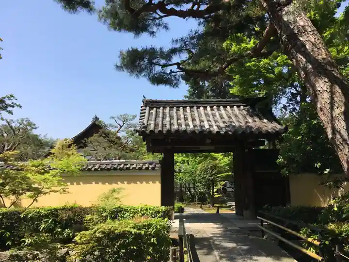 鹿王院の山門・神門
