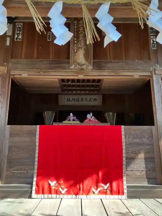 神武天皇遥拝殿の{uncategorized: "未分類", other: "その他", undefined: "問題あり", building: "その他建物", grave: "お墓", sacred_gate: "鳥居", guardian: "狛犬", statue: "像", buddha: "仏像", history: "歴史", nature: "自然", garden: "庭園", animal: "動物", pagoda: "塔", temizu: "手水舎", mountain_gate: "山門・神門", sanctuary: "本殿・本堂", subordinate: "末社・摂社", art: "芸術", scenery: "景色", jizo: "地蔵", ema: "絵馬", goshuin: "御朱印", omikuji: "おみくじ", items: "授与品その他", amulet: "お守り", goshuincho: "御朱印帳", eats: "食事", festival: "お祭り", votive_dance: "神楽", shichigosan: "七五三参", wedding: "結婚式", experience: "体験その他", initially: "初詣", around: "周辺", anti_infection: "感染症対策"}