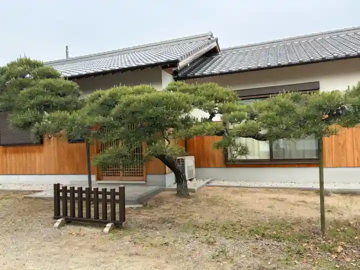 泊神社の{uncategorized: "未分類", other: "その他", undefined: "問題あり", building: "その他建物", grave: "お墓", sacred_gate: "鳥居", guardian: "狛犬", statue: "像", buddha: "仏像", history: "歴史", nature: "自然", garden: "庭園", animal: "動物", pagoda: "塔", temizu: "手水舎", mountain_gate: "山門・神門", sanctuary: "本殿・本堂", subordinate: "末社・摂社", art: "芸術", scenery: "景色", jizo: "地蔵", ema: "絵馬", goshuin: "御朱印", omikuji: "おみくじ", items: "授与品その他", amulet: "お守り", goshuincho: "御朱印帳", eats: "食事", festival: "お祭り", votive_dance: "神楽", shichigosan: "七五三参", wedding: "結婚式", experience: "体験その他", initially: "初詣", around: "周辺", anti_infection: "感染症対策"}