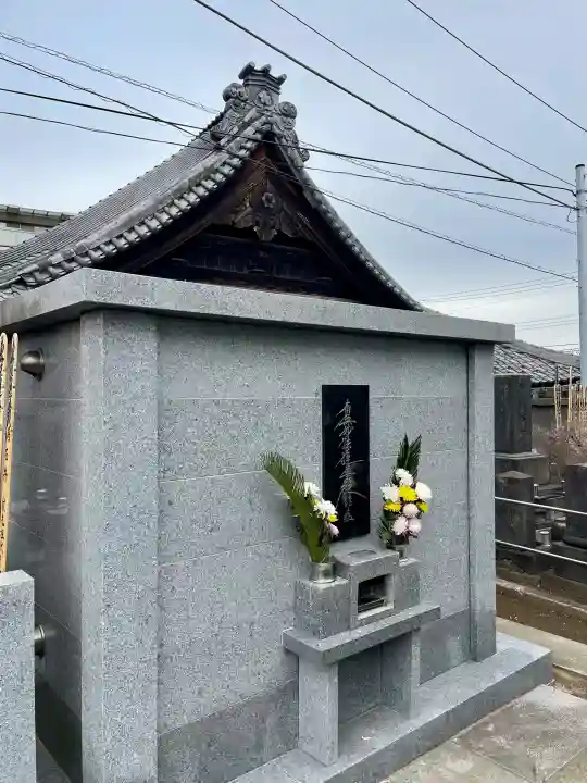 本通寺の{uncategorized: "未分類", other: "その他", undefined: "問題あり", building: "その他建物", grave: "お墓", sacred_gate: "鳥居", guardian: "狛犬", statue: "像", buddha: "仏像", history: "歴史", nature: "自然", garden: "庭園", animal: "動物", pagoda: "塔", temizu: "手水舎", mountain_gate: "山門・神門", sanctuary: "本殿・本堂", subordinate: "末社・摂社", art: "芸術", scenery: "景色", jizo: "地蔵", ema: "絵馬", goshuin: "御朱印", omikuji: "おみくじ", items: "授与品その他", amulet: "お守り", goshuincho: "御朱印帳", eats: "食事", festival: "お祭り", votive_dance: "神楽", shichigosan: "七五三参", wedding: "結婚式", experience: "体験その他", initially: "初詣", around: "周辺", anti_infection: "感染症対策"}