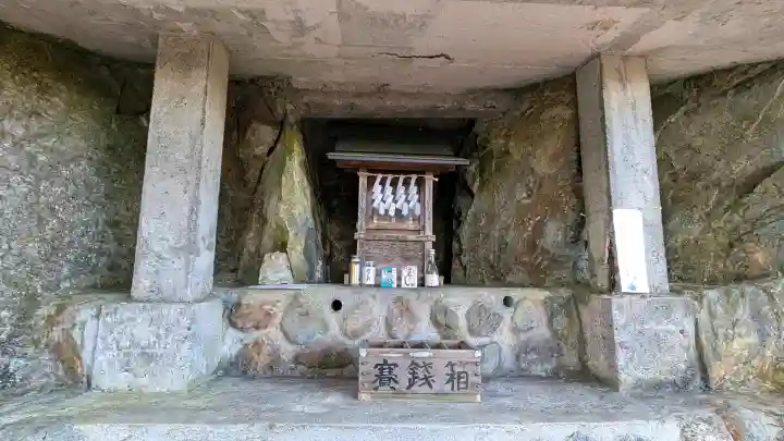 三峯神社の{uncategorized: "未分類", other: "その他", undefined: "問題あり", building: "その他建物", grave: "お墓", sacred_gate: "鳥居", guardian: "狛犬", statue: "像", buddha: "仏像", history: "歴史", nature: "自然", garden: "庭園", animal: "動物", pagoda: "塔", temizu: "手水舎", mountain_gate: "山門・神門", sanctuary: "本殿・本堂", subordinate: "末社・摂社", art: "芸術", scenery: "景色", jizo: "地蔵", ema: "絵馬", goshuin: "御朱印", omikuji: "おみくじ", items: "授与品その他", amulet: "お守り", goshuincho: "御朱印帳", eats: "食事", festival: "お祭り", votive_dance: "神楽", shichigosan: "七五三参", wedding: "結婚式", experience: "体験その他", initially: "初詣", around: "周辺", anti_infection: "感染症対策"}