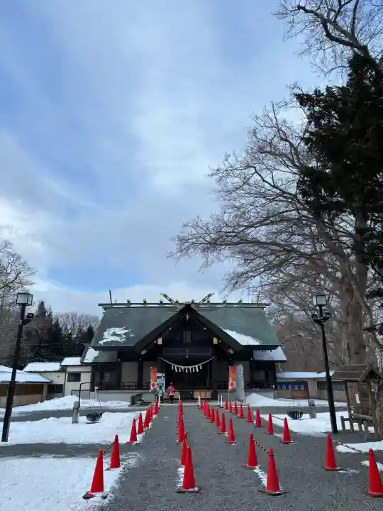 千歳神社の{uncategorized: "未分類", other: "その他", undefined: "問題あり", building: "その他建物", grave: "お墓", sacred_gate: "鳥居", guardian: "狛犬", statue: "像", buddha: "仏像", history: "歴史", nature: "自然", garden: "庭園", animal: "動物", pagoda: "塔", temizu: "手水舎", mountain_gate: "山門・神門", sanctuary: "本殿・本堂", subordinate: "末社・摂社", art: "芸術", scenery: "景色", jizo: "地蔵", ema: "絵馬", goshuin: "御朱印", omikuji: "おみくじ", items: "授与品その他", amulet: "お守り", goshuincho: "御朱印帳", eats: "食事", festival: "お祭り", votive_dance: "神楽", shichigosan: "七五三参", wedding: "結婚式", experience: "体験その他", initially: "初詣", around: "周辺", anti_infection: "感染症対策"}