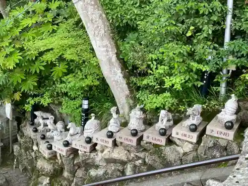 阿賀神社の{uncategorized: "未分類", other: "その他", undefined: "問題あり", building: "その他建物", grave: "お墓", sacred_gate: "鳥居", guardian: "狛犬", statue: "像", buddha: "仏像", history: "歴史", nature: "自然", garden: "庭園", animal: "動物", pagoda: "塔", temizu: "手水舎", mountain_gate: "山門・神門", sanctuary: "本殿・本堂", subordinate: "末社・摂社", art: "芸術", scenery: "景色", jizo: "地蔵", ema: "絵馬", goshuin: "御朱印", omikuji: "おみくじ", items: "授与品その他", amulet: "お守り", goshuincho: "御朱印帳", eats: "食事", festival: "お祭り", votive_dance: "神楽", shichigosan: "七五三参", wedding: "結婚式", experience: "体験その他", initially: "初詣", around: "周辺", anti_infection: "感染症対策"}