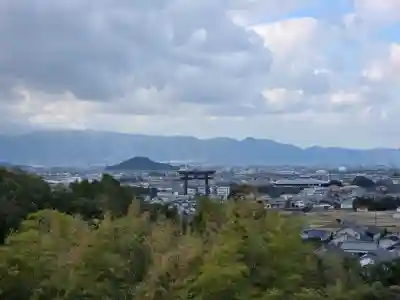 大神神社の{uncategorized: "未分類", other: "その他", undefined: "問題あり", building: "その他建物", grave: "お墓", sacred_gate: "鳥居", guardian: "狛犬", statue: "像", buddha: "仏像", history: "歴史", nature: "自然", garden: "庭園", animal: "動物", pagoda: "塔", temizu: "手水舎", mountain_gate: "山門・神門", sanctuary: "本殿・本堂", subordinate: "末社・摂社", art: "芸術", scenery: "景色", jizo: "地蔵", ema: "絵馬", goshuin: "御朱印", omikuji: "おみくじ", items: "授与品その他", amulet: "お守り", goshuincho: "御朱印帳", eats: "食事", festival: "お祭り", votive_dance: "神楽", shichigosan: "七五三参", wedding: "結婚式", experience: "体験その他", initially: "初詣", around: "周辺", anti_infection: "感染症対策"}
