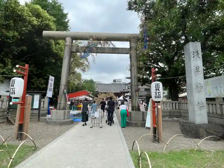 浅草神社の鳥居