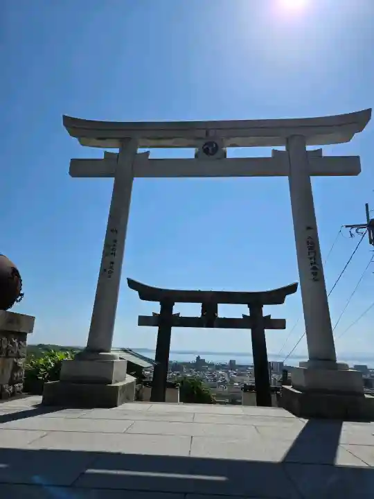八幡竃門神社の{uncategorized: "未分類", other: "その他", undefined: "問題あり", building: "その他建物", grave: "お墓", sacred_gate: "鳥居", guardian: "狛犬", statue: "像", buddha: "仏像", history: "歴史", nature: "自然", garden: "庭園", animal: "動物", pagoda: "塔", temizu: "手水舎", mountain_gate: "山門・神門", sanctuary: "本殿・本堂", subordinate: "末社・摂社", art: "芸術", scenery: "景色", jizo: "地蔵", ema: "絵馬", goshuin: "御朱印", omikuji: "おみくじ", items: "授与品その他", amulet: "お守り", goshuincho: "御朱印帳", eats: "食事", festival: "お祭り", votive_dance: "神楽", shichigosan: "七五三参", wedding: "結婚式", experience: "体験その他", initially: "初詣", around: "周辺", anti_infection: "感染症対策"}