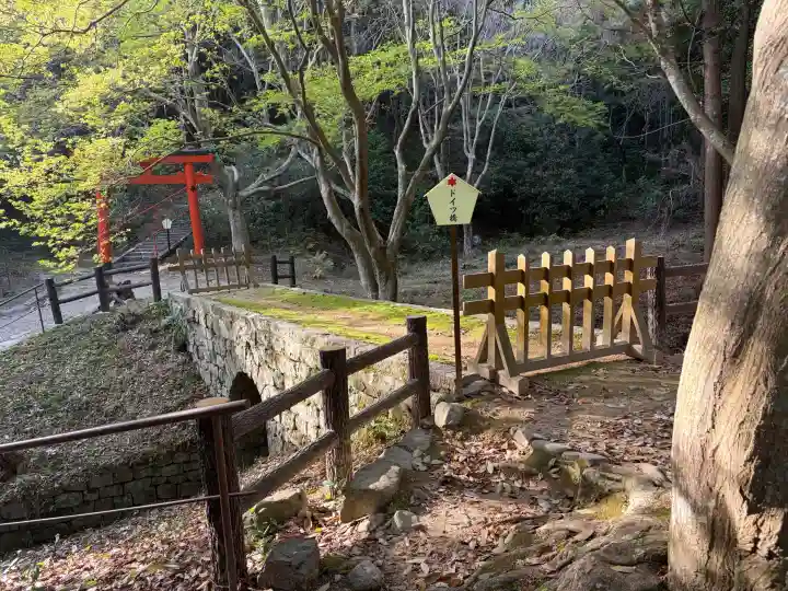 大麻比古神社の{uncategorized: "未分類", other: "その他", undefined: "問題あり", building: "その他建物", grave: "お墓", sacred_gate: "鳥居", guardian: "狛犬", statue: "像", buddha: "仏像", history: "歴史", nature: "自然", garden: "庭園", animal: "動物", pagoda: "塔", temizu: "手水舎", mountain_gate: "山門・神門", sanctuary: "本殿・本堂", subordinate: "末社・摂社", art: "芸術", scenery: "景色", jizo: "地蔵", ema: "絵馬", goshuin: "御朱印", omikuji: "おみくじ", items: "授与品その他", amulet: "お守り", goshuincho: "御朱印帳", eats: "食事", festival: "お祭り", votive_dance: "神楽", shichigosan: "七五三参", wedding: "結婚式", experience: "体験その他", initially: "初詣", around: "周辺", anti_infection: "感染症対策"}