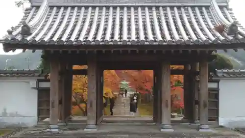 浄土宗　新光明寺の山門