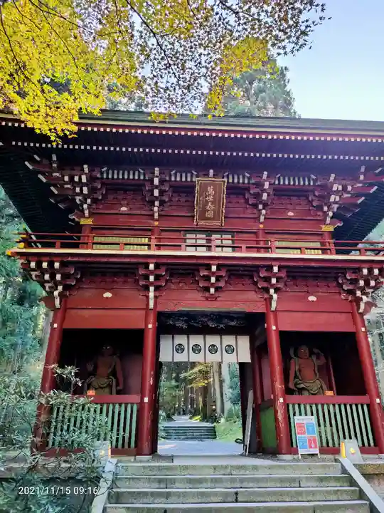 御岩神社の山門・神門