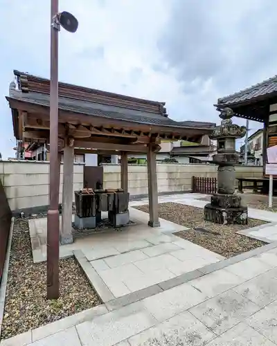 成田山　薬師堂（旧本堂）の手水舎