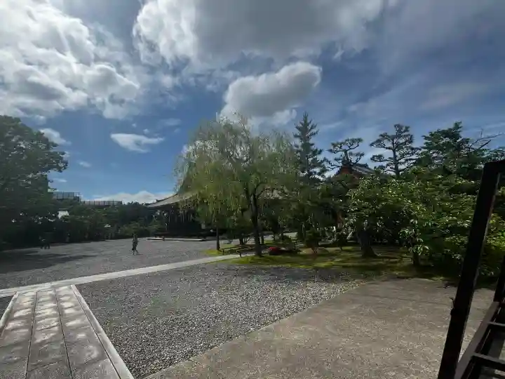 蓮華王院(三十三間堂)の{uncategorized: "未分類", other: "その他", undefined: "問題あり", building: "その他建物", grave: "お墓", sacred_gate: "鳥居", guardian: "狛犬", statue: "像", buddha: "仏像", history: "歴史", nature: "自然", garden: "庭園", animal: "動物", pagoda: "塔", temizu: "手水舎", mountain_gate: "山門・神門", sanctuary: "本殿・本堂", subordinate: "末社・摂社", art: "芸術", scenery: "景色", jizo: "地蔵", ema: "絵馬", goshuin: "御朱印", omikuji: "おみくじ", items: "授与品その他", amulet: "お守り", goshuincho: "御朱印帳", eats: "食事", festival: "お祭り", votive_dance: "神楽", shichigosan: "七五三参", wedding: "結婚式", experience: "体験その他", initially: "初詣", around: "周辺", anti_infection: "感染症対策"}
