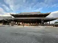 東本願寺(真宗本廟)の{uncategorized: "未分類", other: "その他", undefined: "問題あり", building: "その他建物", grave: "お墓", sacred_gate: "鳥居", guardian: "狛犬", statue: "像", buddha: "仏像", history: "歴史", nature: "自然", garden: "庭園", animal: "動物", pagoda: "塔", temizu: "手水舎", mountain_gate: "山門・神門", sanctuary: "本殿・本堂", subordinate: "末社・摂社", art: "芸術", scenery: "景色", jizo: "地蔵", ema: "絵馬", goshuin: "御朱印", omikuji: "おみくじ", items: "授与品その他", amulet: "お守り", goshuincho: "御朱印帳", eats: "食事", festival: "お祭り", votive_dance: "神楽", shichigosan: "七五三参", wedding: "結婚式", experience: "体験その他", initially: "初詣", around: "周辺", anti_infection: "感染症対策"}