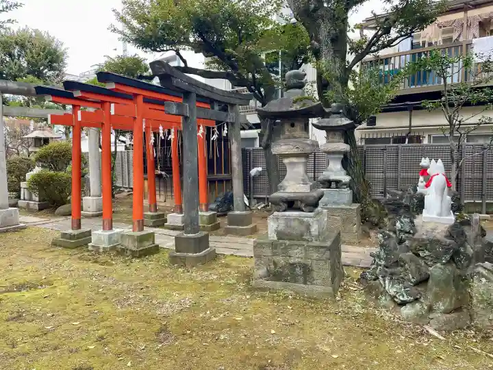 靍護稲荷神社の{uncategorized: "未分類", other: "その他", undefined: "問題あり", building: "その他建物", grave: "お墓", sacred_gate: "鳥居", guardian: "狛犬", statue: "像", buddha: "仏像", history: "歴史", nature: "自然", garden: "庭園", animal: "動物", pagoda: "塔", temizu: "手水舎", mountain_gate: "山門・神門", sanctuary: "本殿・本堂", subordinate: "末社・摂社", art: "芸術", scenery: "景色", jizo: "地蔵", ema: "絵馬", goshuin: "御朱印", omikuji: "おみくじ", items: "授与品その他", amulet: "お守り", goshuincho: "御朱印帳", eats: "食事", festival: "お祭り", votive_dance: "神楽", shichigosan: "七五三参", wedding: "結婚式", experience: "体験その他", initially: "初詣", around: "周辺", anti_infection: "感染症対策"}