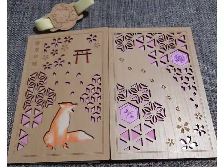 「神様の御用人」とのコラボ御朱印帳
バンドは赤と黄色がありますが、赤は品切れでした。
だけど、黄色は黄金を連想すると思うので、コレはコレで良かったのかも(^^)
社名に武蔵国とあるので、旧武蔵國の神社専用にしようと思います。