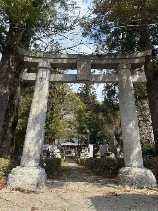 雲八幡宮の{uncategorized: "未分類", other: "その他", undefined: "問題あり", building: "その他建物", grave: "お墓", sacred_gate: "鳥居", guardian: "狛犬", statue: "像", buddha: "仏像", history: "歴史", nature: "自然", garden: "庭園", animal: "動物", pagoda: "塔", temizu: "手水舎", mountain_gate: "山門・神門", sanctuary: "本殿・本堂", subordinate: "末社・摂社", art: "芸術", scenery: "景色", jizo: "地蔵", ema: "絵馬", goshuin: "御朱印", omikuji: "おみくじ", items: "授与品その他", amulet: "お守り", goshuincho: "御朱印帳", eats: "食事", festival: "お祭り", votive_dance: "神楽", shichigosan: "七五三参", wedding: "結婚式", experience: "体験その他", initially: "初詣", around: "周辺", anti_infection: "感染症対策"}