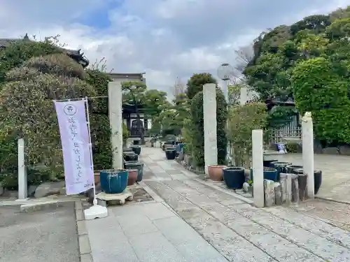 日蓮宗龍口山本龍寺の{uncategorized: "未分類", other: "その他", undefined: "問題あり", building: "その他建物", grave: "お墓", sacred_gate: "鳥居", guardian: "狛犬", statue: "像", buddha: "仏像", history: "歴史", nature: "自然", garden: "庭園", animal: "動物", pagoda: "塔", temizu: "手水舎", mountain_gate: "山門・神門", sanctuary: "本殿・本堂", subordinate: "末社・摂社", art: "芸術", scenery: "景色", jizo: "地蔵", ema: "絵馬", goshuin: "御朱印", omikuji: "おみくじ", items: "授与品その他", amulet: "お守り", goshuincho: "御朱印帳", eats: "食事", festival: "お祭り", votive_dance: "神楽", shichigosan: "七五三参", wedding: "結婚式", experience: "体験その他", initially: "初詣", around: "周辺", anti_infection: "感染症対策"}