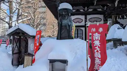 成田山札幌別院新栄寺の像