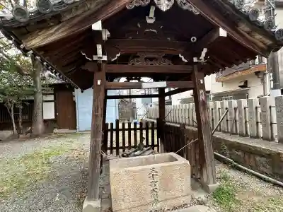 赤留比売命神社（杭全神社飛地境内社）の{uncategorized: "未分類", other: "その他", undefined: "問題あり", building: "その他建物", grave: "お墓", sacred_gate: "鳥居", guardian: "狛犬", statue: "像", buddha: "仏像", history: "歴史", nature: "自然", garden: "庭園", animal: "動物", pagoda: "塔", temizu: "手水舎", mountain_gate: "山門・神門", sanctuary: "本殿・本堂", subordinate: "末社・摂社", art: "芸術", scenery: "景色", jizo: "地蔵", ema: "絵馬", goshuin: "御朱印", omikuji: "おみくじ", items: "授与品その他", amulet: "お守り", goshuincho: "御朱印帳", eats: "食事", festival: "お祭り", votive_dance: "神楽", shichigosan: "七五三参", wedding: "結婚式", experience: "体験その他", initially: "初詣", around: "周辺", anti_infection: "感染症対策"}
