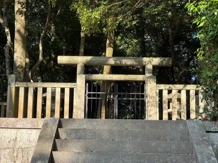 新田神社の{uncategorized: "未分類", other: "その他", undefined: "問題あり", building: "その他建物", grave: "お墓", sacred_gate: "鳥居", guardian: "狛犬", statue: "像", buddha: "仏像", history: "歴史", nature: "自然", garden: "庭園", animal: "動物", pagoda: "塔", temizu: "手水舎", mountain_gate: "山門・神門", sanctuary: "本殿・本堂", subordinate: "末社・摂社", art: "芸術", scenery: "景色", jizo: "地蔵", ema: "絵馬", goshuin: "御朱印", omikuji: "おみくじ", items: "授与品その他", amulet: "お守り", goshuincho: "御朱印帳", eats: "食事", festival: "お祭り", votive_dance: "神楽", shichigosan: "七五三参", wedding: "結婚式", experience: "体験その他", initially: "初詣", around: "周辺", anti_infection: "感染症対策"}