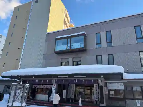 北海道神宮頓宮の{uncategorized: "未分類", other: "その他", undefined: "問題あり", building: "その他建物", grave: "お墓", sacred_gate: "鳥居", guardian: "狛犬", statue: "像", buddha: "仏像", history: "歴史", nature: "自然", garden: "庭園", animal: "動物", pagoda: "塔", temizu: "手水舎", mountain_gate: "山門・神門", sanctuary: "本殿・本堂", subordinate: "末社・摂社", art: "芸術", scenery: "景色", jizo: "地蔵", ema: "絵馬", goshuin: "御朱印", omikuji: "おみくじ", items: "授与品その他", amulet: "お守り", goshuincho: "御朱印帳", eats: "食事", festival: "お祭り", votive_dance: "神楽", shichigosan: "七五三参", wedding: "結婚式", experience: "体験その他", initially: "初詣", around: "周辺", anti_infection: "感染症対策"}