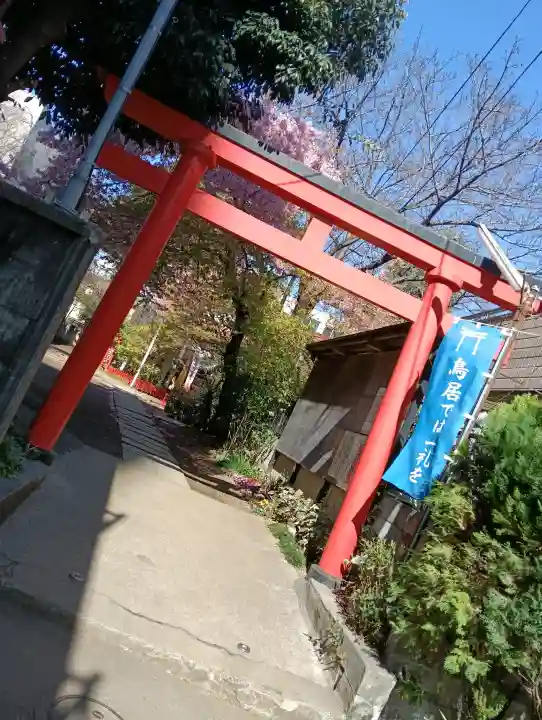 子安稲荷神社の{uncategorized: "未分類", other: "その他", undefined: "問題あり", building: "その他建物", grave: "お墓", sacred_gate: "鳥居", guardian: "狛犬", statue: "像", buddha: "仏像", history: "歴史", nature: "自然", garden: "庭園", animal: "動物", pagoda: "塔", temizu: "手水舎", mountain_gate: "山門・神門", sanctuary: "本殿・本堂", subordinate: "末社・摂社", art: "芸術", scenery: "景色", jizo: "地蔵", ema: "絵馬", goshuin: "御朱印", omikuji: "おみくじ", items: "授与品その他", amulet: "お守り", goshuincho: "御朱印帳", eats: "食事", festival: "お祭り", votive_dance: "神楽", shichigosan: "七五三参", wedding: "結婚式", experience: "体験その他", initially: "初詣", around: "周辺", anti_infection: "感染症対策"}