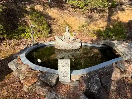 七宝寺の{uncategorized: "未分類", other: "その他", undefined: "問題あり", building: "その他建物", grave: "お墓", sacred_gate: "鳥居", guardian: "狛犬", statue: "像", buddha: "仏像", history: "歴史", nature: "自然", garden: "庭園", animal: "動物", pagoda: "塔", temizu: "手水舎", mountain_gate: "山門・神門", sanctuary: "本殿・本堂", subordinate: "末社・摂社", art: "芸術", scenery: "景色", jizo: "地蔵", ema: "絵馬", goshuin: "御朱印", omikuji: "おみくじ", items: "授与品その他", amulet: "お守り", goshuincho: "御朱印帳", eats: "食事", festival: "お祭り", votive_dance: "神楽", shichigosan: "七五三参", wedding: "結婚式", experience: "体験その他", initially: "初詣", around: "周辺", anti_infection: "感染症対策"}