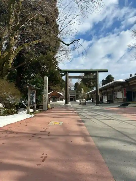 射水神社の{uncategorized: "未分類", other: "その他", undefined: "問題あり", building: "その他建物", grave: "お墓", sacred_gate: "鳥居", guardian: "狛犬", statue: "像", buddha: "仏像", history: "歴史", nature: "自然", garden: "庭園", animal: "動物", pagoda: "塔", temizu: "手水舎", mountain_gate: "山門・神門", sanctuary: "本殿・本堂", subordinate: "末社・摂社", art: "芸術", scenery: "景色", jizo: "地蔵", ema: "絵馬", goshuin: "御朱印", omikuji: "おみくじ", items: "授与品その他", amulet: "お守り", goshuincho: "御朱印帳", eats: "食事", festival: "お祭り", votive_dance: "神楽", shichigosan: "七五三参", wedding: "結婚式", experience: "体験その他", initially: "初詣", around: "周辺", anti_infection: "感染症対策"}