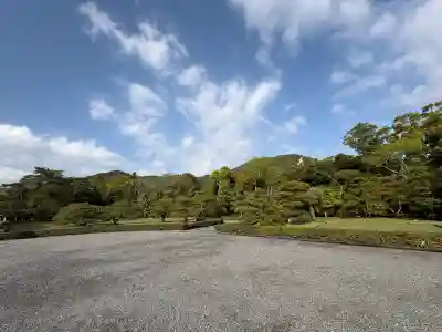 伊勢神宮内宮（皇大神宮）の{uncategorized: "未分類", other: "その他", undefined: "問題あり", building: "その他建物", grave: "お墓", sacred_gate: "鳥居", guardian: "狛犬", statue: "像", buddha: "仏像", history: "歴史", nature: "自然", garden: "庭園", animal: "動物", pagoda: "塔", temizu: "手水舎", mountain_gate: "山門・神門", sanctuary: "本殿・本堂", subordinate: "末社・摂社", art: "芸術", scenery: "景色", jizo: "地蔵", ema: "絵馬", goshuin: "御朱印", omikuji: "おみくじ", items: "授与品その他", amulet: "お守り", goshuincho: "御朱印帳", eats: "食事", festival: "お祭り", votive_dance: "神楽", shichigosan: "七五三参", wedding: "結婚式", experience: "体験その他", initially: "初詣", around: "周辺", anti_infection: "感染症対策"}