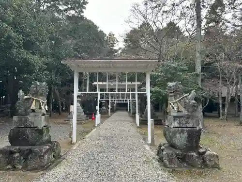 多奈閇神社の{uncategorized: "未分類", other: "その他", undefined: "問題あり", building: "その他建物", grave: "お墓", sacred_gate: "鳥居", guardian: "狛犬", statue: "像", buddha: "仏像", history: "歴史", nature: "自然", garden: "庭園", animal: "動物", pagoda: "塔", temizu: "手水舎", mountain_gate: "山門・神門", sanctuary: "本殿・本堂", subordinate: "末社・摂社", art: "芸術", scenery: "景色", jizo: "地蔵", ema: "絵馬", goshuin: "御朱印", omikuji: "おみくじ", items: "授与品その他", amulet: "お守り", goshuincho: "御朱印帳", eats: "食事", festival: "お祭り", votive_dance: "神楽", shichigosan: "七五三参", wedding: "結婚式", experience: "体験その他", initially: "初詣", around: "周辺", anti_infection: "感染症対策"}