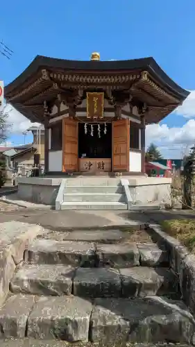 下野大師華蔵寺の{uncategorized: "未分類", other: "その他", undefined: "問題あり", building: "その他建物", grave: "お墓", sacred_gate: "鳥居", guardian: "狛犬", statue: "像", buddha: "仏像", history: "歴史", nature: "自然", garden: "庭園", animal: "動物", pagoda: "塔", temizu: "手水舎", mountain_gate: "山門・神門", sanctuary: "本殿・本堂", subordinate: "末社・摂社", art: "芸術", scenery: "景色", jizo: "地蔵", ema: "絵馬", goshuin: "御朱印", omikuji: "おみくじ", items: "授与品その他", amulet: "お守り", goshuincho: "御朱印帳", eats: "食事", festival: "お祭り", votive_dance: "神楽", shichigosan: "七五三参", wedding: "結婚式", experience: "体験その他", initially: "初詣", around: "周辺", anti_infection: "感染症対策"}
