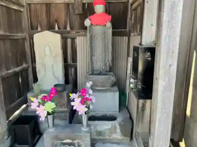 徳念寺の{uncategorized: "未分類", other: "その他", undefined: "問題あり", building: "その他建物", grave: "お墓", sacred_gate: "鳥居", guardian: "狛犬", statue: "像", buddha: "仏像", history: "歴史", nature: "自然", garden: "庭園", animal: "動物", pagoda: "塔", temizu: "手水舎", mountain_gate: "山門・神門", sanctuary: "本殿・本堂", subordinate: "末社・摂社", art: "芸術", scenery: "景色", jizo: "地蔵", ema: "絵馬", goshuin: "御朱印", omikuji: "おみくじ", items: "授与品その他", amulet: "お守り", goshuincho: "御朱印帳", eats: "食事", festival: "お祭り", votive_dance: "神楽", shichigosan: "七五三参", wedding: "結婚式", experience: "体験その他", initially: "初詣", around: "周辺", anti_infection: "感染症対策"}