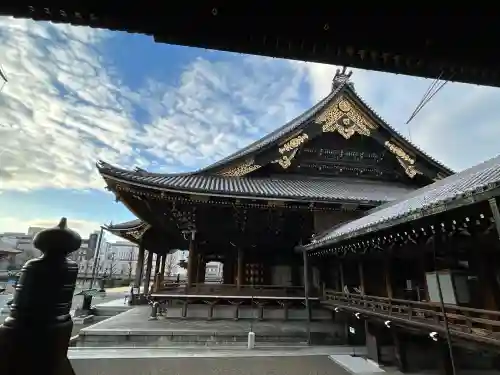 東本願寺（真宗本廟）の{uncategorized: "未分類", other: "その他", undefined: "問題あり", building: "その他建物", grave: "お墓", sacred_gate: "鳥居", guardian: "狛犬", statue: "像", buddha: "仏像", history: "歴史", nature: "自然", garden: "庭園", animal: "動物", pagoda: "塔", temizu: "手水舎", mountain_gate: "山門・神門", sanctuary: "本殿・本堂", subordinate: "末社・摂社", art: "芸術", scenery: "景色", jizo: "地蔵", ema: "絵馬", goshuin: "御朱印", omikuji: "おみくじ", items: "授与品その他", amulet: "お守り", goshuincho: "御朱印帳", eats: "食事", festival: "お祭り", votive_dance: "神楽", shichigosan: "七五三参", wedding: "結婚式", experience: "体験その他", initially: "初詣", around: "周辺", anti_infection: "感染症対策"}