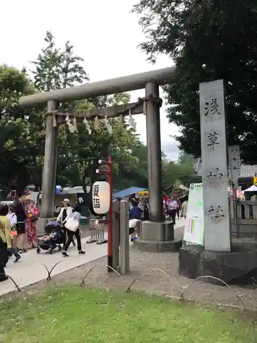 浅草神社の鳥居