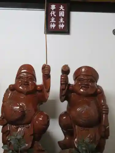 新屋山神社の像