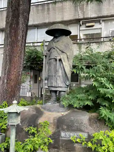 東本願寺の像