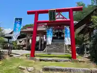 差出磯大嶽山神社 仕事と健康と厄よけの神さまの鳥居
