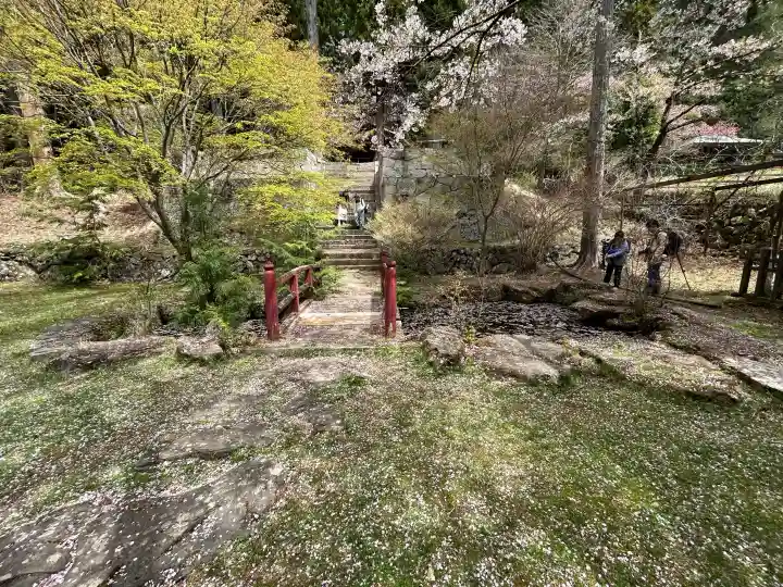 新海三社神社の{uncategorized: "未分類", other: "その他", undefined: "問題あり", building: "その他建物", grave: "お墓", sacred_gate: "鳥居", guardian: "狛犬", statue: "像", buddha: "仏像", history: "歴史", nature: "自然", garden: "庭園", animal: "動物", pagoda: "塔", temizu: "手水舎", mountain_gate: "山門・神門", sanctuary: "本殿・本堂", subordinate: "末社・摂社", art: "芸術", scenery: "景色", jizo: "地蔵", ema: "絵馬", goshuin: "御朱印", omikuji: "おみくじ", items: "授与品その他", amulet: "お守り", goshuincho: "御朱印帳", eats: "食事", festival: "お祭り", votive_dance: "神楽", shichigosan: "七五三参", wedding: "結婚式", experience: "体験その他", initially: "初詣", around: "周辺", anti_infection: "感染症対策"}