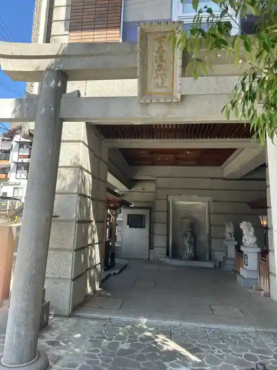 下呂温泉神社の{uncategorized: "未分類", other: "その他", undefined: "問題あり", building: "その他建物", grave: "お墓", sacred_gate: "鳥居", guardian: "狛犬", statue: "像", buddha: "仏像", history: "歴史", nature: "自然", garden: "庭園", animal: "動物", pagoda: "塔", temizu: "手水舎", mountain_gate: "山門・神門", sanctuary: "本殿・本堂", subordinate: "末社・摂社", art: "芸術", scenery: "景色", jizo: "地蔵", ema: "絵馬", goshuin: "御朱印", omikuji: "おみくじ", items: "授与品その他", amulet: "お守り", goshuincho: "御朱印帳", eats: "食事", festival: "お祭り", votive_dance: "神楽", shichigosan: "七五三参", wedding: "結婚式", experience: "体験その他", initially: "初詣", around: "周辺", anti_infection: "感染症対策"}