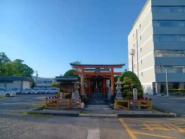 柳津稲荷社の{uncategorized: "未分類", other: "その他", undefined: "問題あり", building: "その他建物", grave: "お墓", sacred_gate: "鳥居", guardian: "狛犬", statue: "像", buddha: "仏像", history: "歴史", nature: "自然", garden: "庭園", animal: "動物", pagoda: "塔", temizu: "手水舎", mountain_gate: "山門・神門", sanctuary: "本殿・本堂", subordinate: "末社・摂社", art: "芸術", scenery: "景色", jizo: "地蔵", ema: "絵馬", goshuin: "御朱印", omikuji: "おみくじ", items: "授与品その他", amulet: "お守り", goshuincho: "御朱印帳", eats: "食事", festival: "お祭り", votive_dance: "神楽", shichigosan: "七五三参", wedding: "結婚式", experience: "体験その他", initially: "初詣", around: "周辺", anti_infection: "感染症対策"}