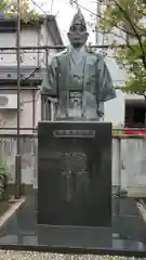 須賀神社の像