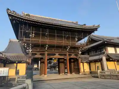 興正寺の{uncategorized: "未分類", other: "その他", undefined: "問題あり", building: "その他建物", grave: "お墓", sacred_gate: "鳥居", guardian: "狛犬", statue: "像", buddha: "仏像", history: "歴史", nature: "自然", garden: "庭園", animal: "動物", pagoda: "塔", temizu: "手水舎", mountain_gate: "山門・神門", sanctuary: "本殿・本堂", subordinate: "末社・摂社", art: "芸術", scenery: "景色", jizo: "地蔵", ema: "絵馬", goshuin: "御朱印", omikuji: "おみくじ", items: "授与品その他", amulet: "お守り", goshuincho: "御朱印帳", eats: "食事", festival: "お祭り", votive_dance: "神楽", shichigosan: "七五三参", wedding: "結婚式", experience: "体験その他", initially: "初詣", around: "周辺", anti_infection: "感染症対策"}
